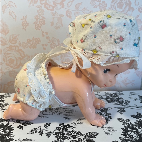 The Unbranded Brand Other - ⭐️ Vintage Crawling Baby in Bonnet and Bloomers Set